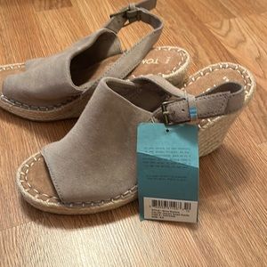 NWT Toms Monica wedges 8.5W in Desert Taupe Suede. Gorgeous shoes!